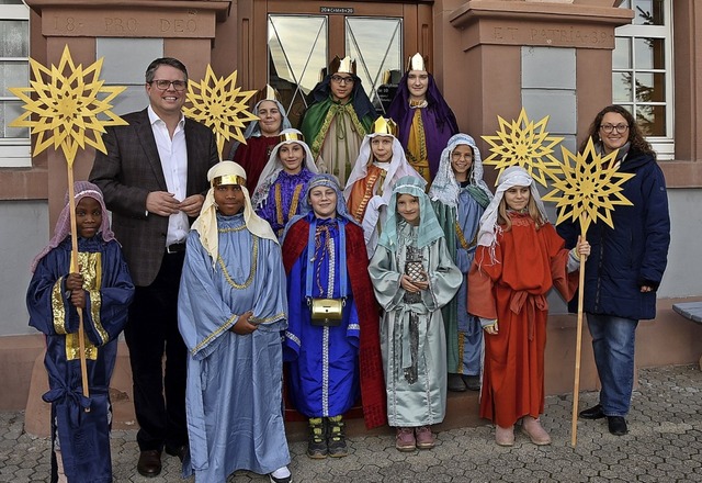 Die Sternsinger von St. Georg besuchte...s Benz. Rechts Betreuerin Andrea Fluck  | Foto: Heinz und Monika Vollmar