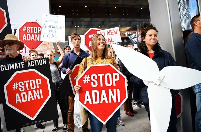 In Australien gibt es schon lange Proteste gegen die Kohlemine Adani.  | Foto: Dan Peled (dpa)