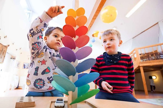 Kinder spielen mit einer Murmelbahn (S... Kindergartenanmeldungen vereinfachen.  | Foto: Christian Charisius (dpa)