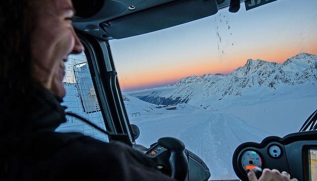 Am Steuer einer Pistenraupe: am Kaunertaler Gletscher  | Foto: Kaunertaler Gletscher