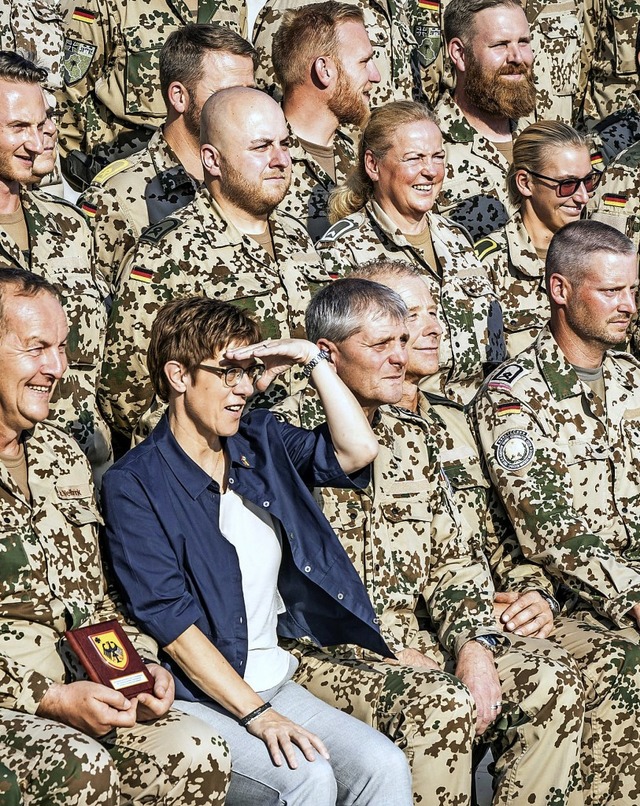 Die Verteidigungsministerin im August ...ei einem Besuch der deutschen Truppen   | Foto: Michael Kappeler (dpa)