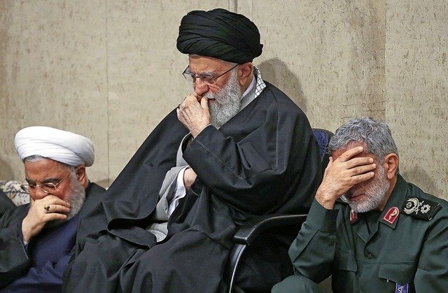 Prsident Rohani (v. l.), Ajatollah Khamenei und General Gha&#8217;ani trauern.  | Foto: Iranian Presidency/dpa