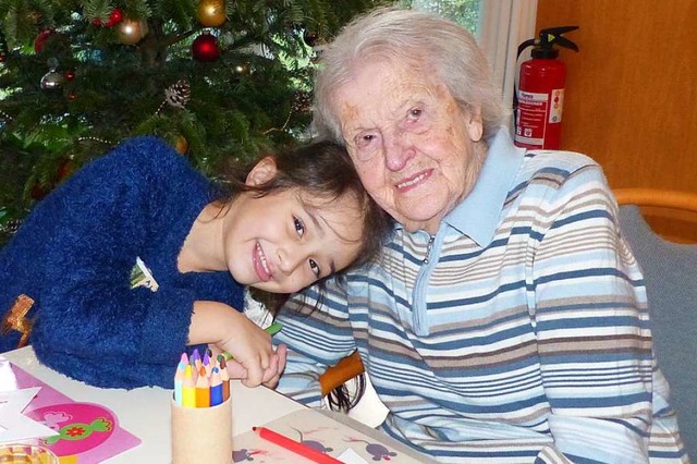 Es ist nicht zu bersehen: Die siebenj...99-jhrige Olga Gehner verstehen sich.  | Foto: Claudia Bachmann-Goronzy