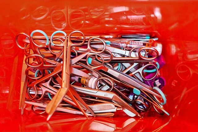 Scheren, Pinzetten und Spritzen liegen in einem Behlter zur Sammlung.  | Foto: Philipp von Ditfurth (dpa)