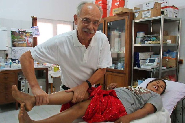 Auch orthopdische Untersuchungen geh... bei einem Auslandseinsatz in Myanmar.  | Foto: Privat