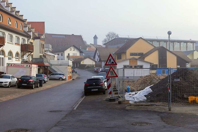 Vom ehemaligen Farrenstall (rechts) si...ude im Hintergrund werden abgerissen.  | Foto: Martin Wunderlke