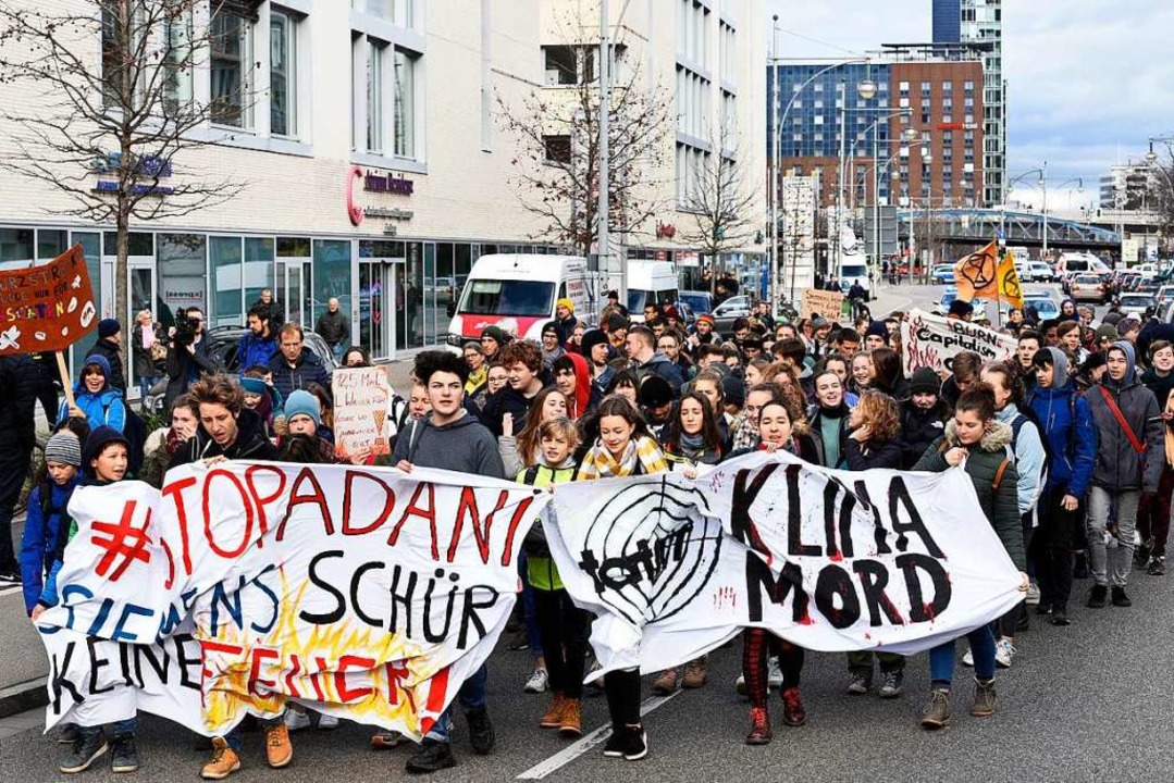 Klima-Aktivistinnen Und -Aktivisten Demonstrieren In Freiburg Gegen ...