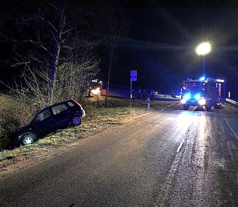 Ein Auto barg man  per Seilwinde.  | Foto: Feuerwehr Kandern