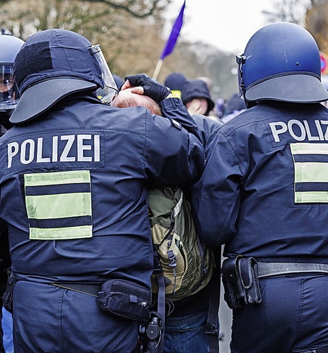 Polizisten in Leipzig im Einsatz  | Foto: Peter Steffen (dpa)