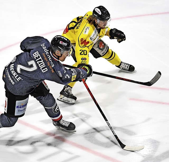 Erik Betzold zieht ab &#8211; und trifft zum 2:0 fr den EHC Freiburg.  | Foto: Patrick Seeger