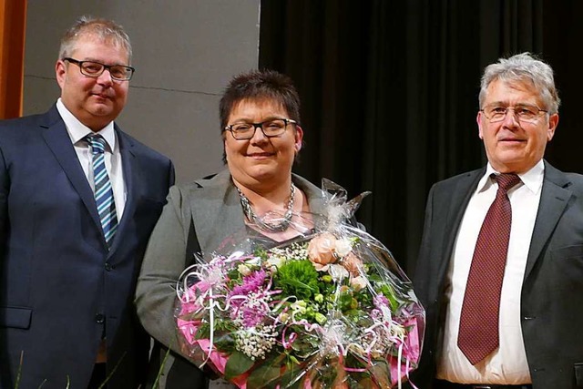 Blumen gab aus der Hand von Brgermeis...stin Guhl, die Ehefrau des Stadtchefs.  | Foto: Axel Kremp