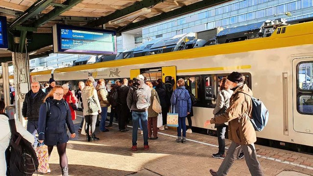 Unfassbar: Da schafft die Bahn neue Zu...und die Leute wollen sie sogar nutzen.  | Foto: Sebastian Wolfrum