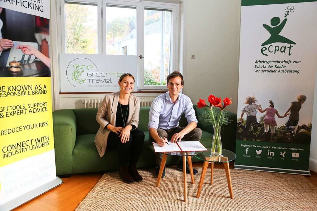Sophie Hamann von Ecpat und Fabian Her...terschrift unter den Kinderschutzkodex  | Foto: Stefanie Kaiser