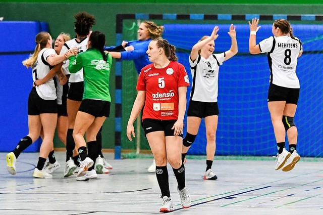 Whrend HSG-Spielerin Angelika Makelko...Bremen ausgelassen ihren Auswrtssieg.  | Foto: Patrick Seeger
