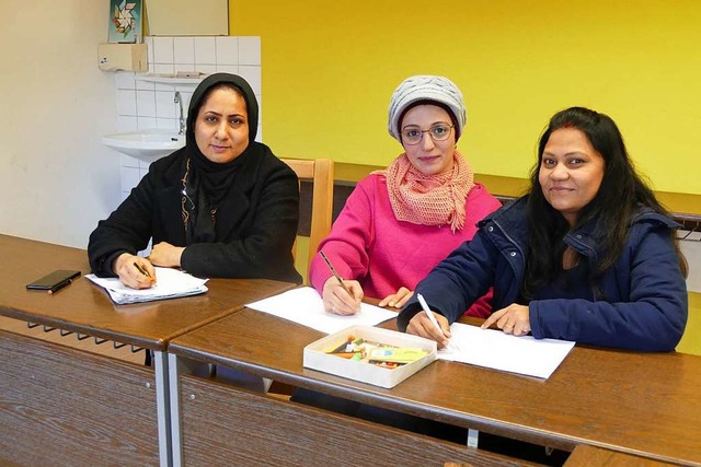 Besuchen den Erstorientierungskurs fr...n: (von links) Halima, Lina und Nisha.  | Foto: Sarah Trinler