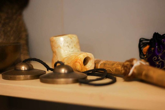 Auch Klangschalen und Kruterpfeife gehren zum schamanischen Rstzeug.  | Foto: Joshua Kocher