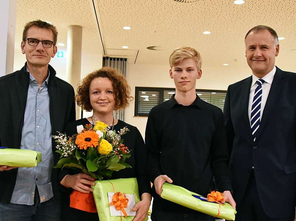 Erfolgreiche Sportler sind Eva Rsken (Mitte) und Leon Habermalz (rechts). Matthias Schlageter (links) nahm die Auszeichnung fr seinen Sohn Felix entgegen. Rechts Brgermeister Thomas Breig.