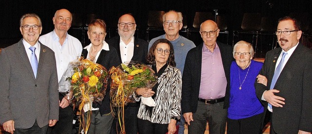 Die Jubilare des TV Weil (von links): ...er mit dem Vorsitzenden Ulrich Obrist   | Foto: Norbert Sedlak