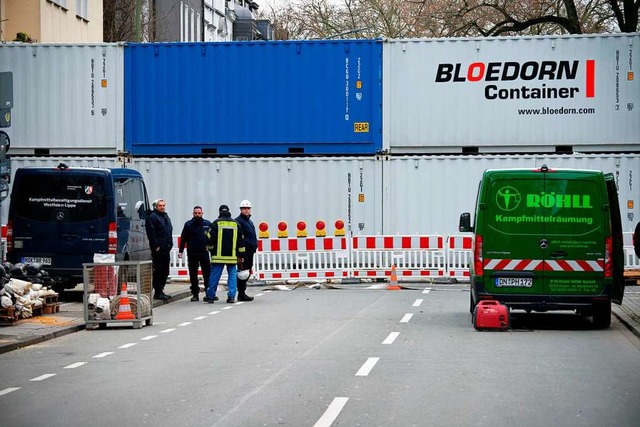 Container stehen zum Schutz vor einer ...ion in einer Strae in der Innenstadt.  | Foto: Henning Kaiser (dpa)