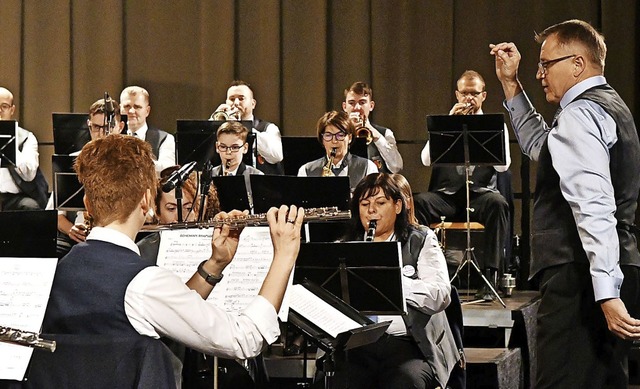 Roland Gutbrod gibt beim Jubilumskonzert als Dirigent den Takt an.  | Foto: Wolfgang Knstle