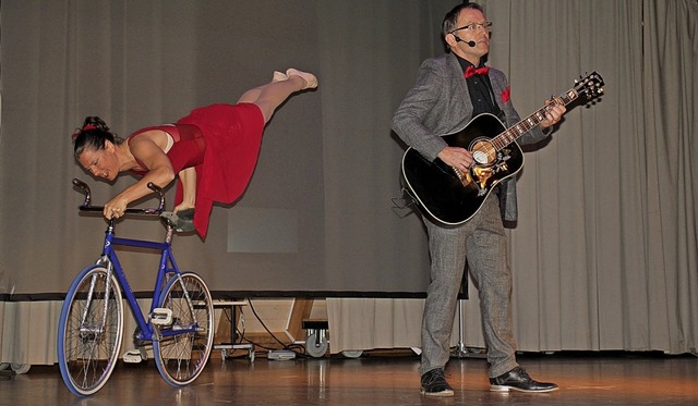 Das Duo Akura begeisterte mit Akrobati...Gitarre: Ines Brunn und Rolf Rothfu.   | Foto: Gert Brichta