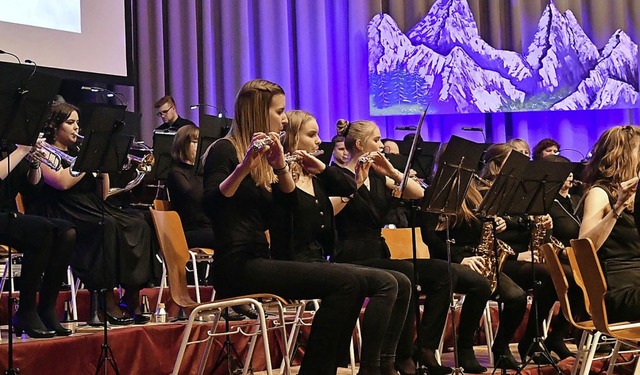 Eine Berglandschaft schwebt &#8211; pa...; ber den Musikerinnen und Musikern.   | Foto: Wolfgang Knstle