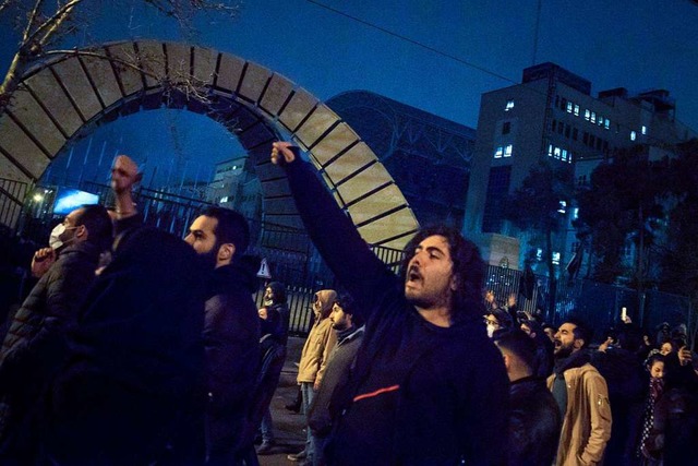 Iranische Studenten demonstrieren am 1...irkabir Universitt in der Innenstadt.  | Foto: Rouzbeh Fouladi (dpa)