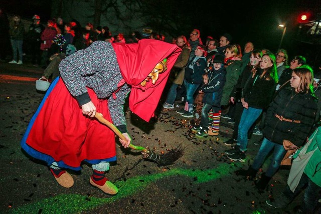 Den Dreck oder das Publikum am Straenrand wegfegen?  | Foto: Sandra Decoux-Kone