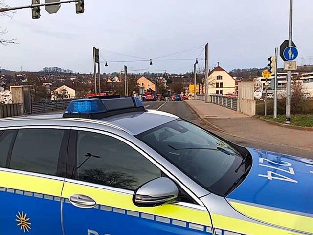 Ein Polizeieinsatzwagen sperrt die Freiburger Strae vor der Wiesenbrcke ab.  | Foto: Jonas Hirt