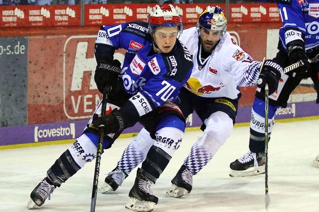 1:0-Torschtze Troy Bourke (links) gegen Justin Shugg  | Foto: Dieter Reinhardt