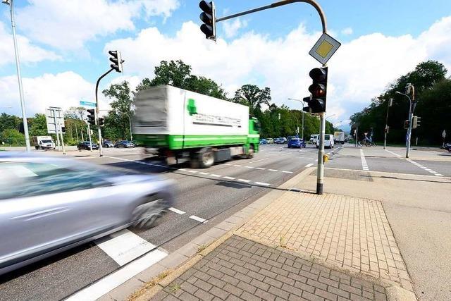 Autofahrer beschuldigen sich nach Unfall in Freiburgs Norden gegenseitig