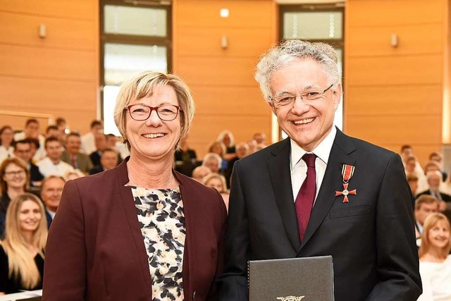 Ministerin Edith Sitzmann berreichte ...ristoph Bode das Bundesverdienstkreuz.  | Foto: Rita Eggstein