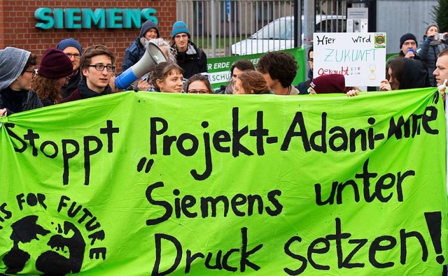 Fridays for Future protestiert gegen Siemens  | Foto: Julian Stratenschulte (dpa)