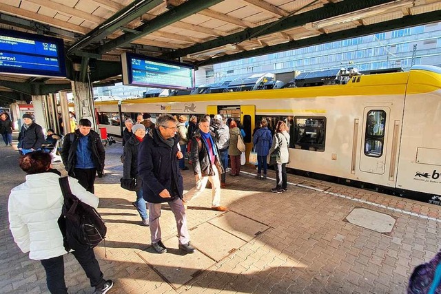 Fahrgste beim Einstieg in die Breisga... beim ffnen und Schlieen der Tren.   | Foto: Sebastian Wolfrum