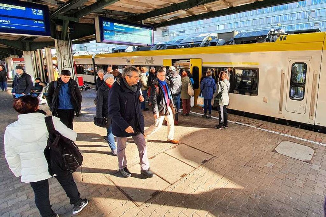 Fahrgste beim Einstieg in die Breisga..., beim ffnen und Schlieen der Tren.  | Foto: Sebastian Wolfrum