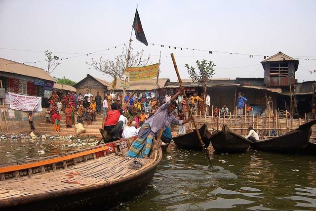 In den Flssen des Korail Slums in Ban...s Hauptstadt Dhaks schwimmt viel Mll.  | Foto: Gregor Falk