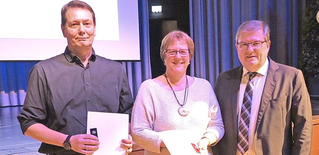 Joachim Schuster (von rechts) mit  Monika Lsle und Christian Peisert  | Foto: Dorothee Philipp