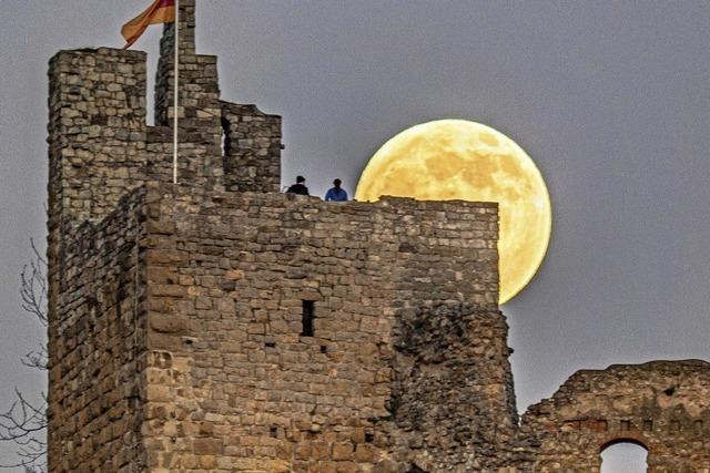 Vollmond hinter der Staufener Burg