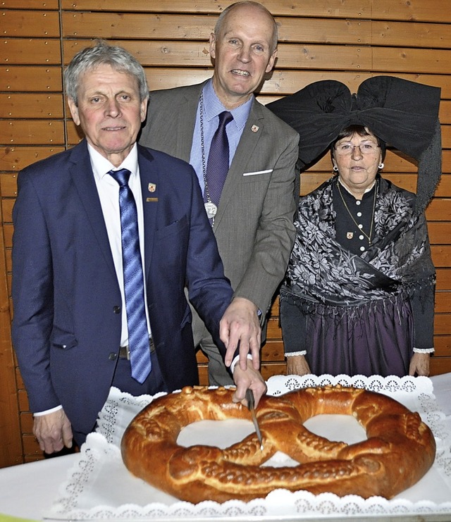 Brgermeister Rdiger Ahlers beim Ansc...ildegard Schelb in Mnstertler Tracht  | Foto: Rainer Ruther