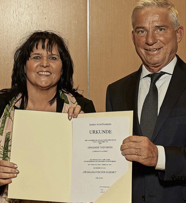 Janette Fuchs, Brgermeisterin von Tod... Strobl bei der Verleihung der Urkunde  | Foto: Steffen Schmid