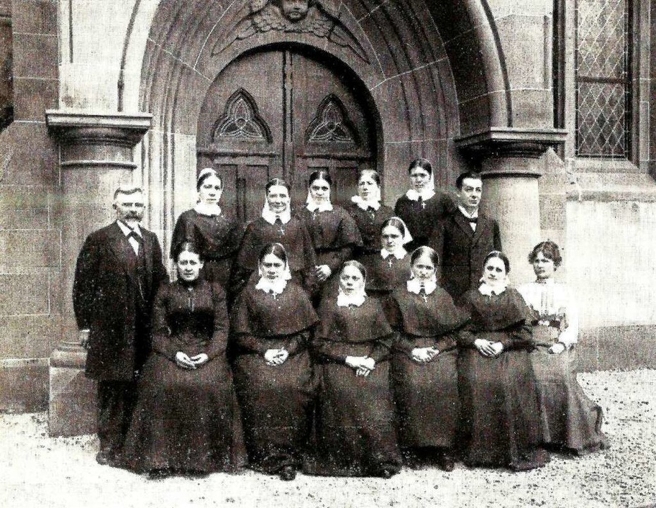 Eine Aufnahme von 1905 mit den damals hier tätigen Diakonissen  | Foto: Archiv Hans Sigmund