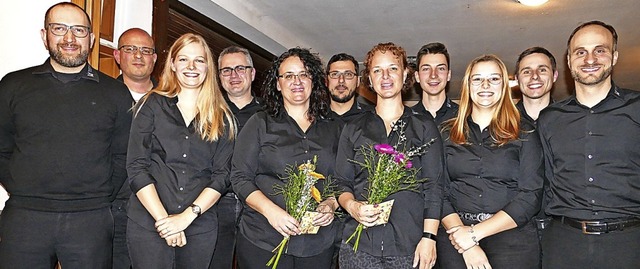 Die  Vorstandsmitglieder der Stadtmusi...mmele (beide mit Blumen, von links).   | Foto: Sylvia Sredniawa