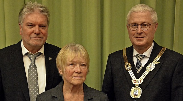 Mit der Landesehrennadel hat OB Dietz ...hren Mann Rolf Erbsland entgegennahm.   | Foto: Hannes Lauber