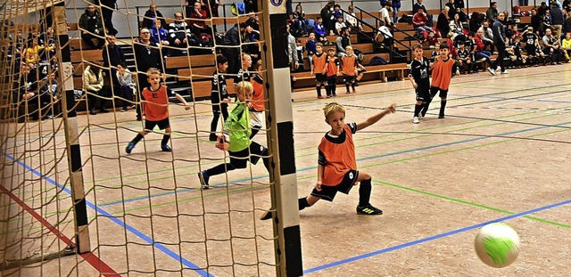 Vollen Einsatz zeigten auch  die Kleinsten beim Turnier der SG.   | Foto: Heinz und Monika Vollmar