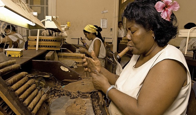 In Handarbeit rollt eine &#8222;Torced...abakblttern eine kubanische Zigarre.   | Foto: Fifth Avenue Products