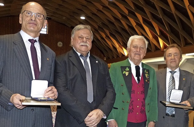 Verdienstmedaille fr  Andreas Schneid...und  Helmut Schundelmeier (von links)   | Foto: Brigitte Rssel