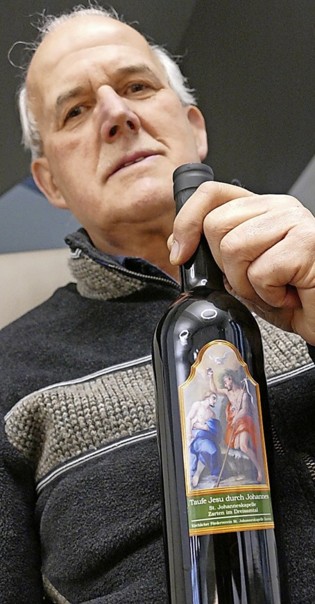 Franz Asal mit einer Flasche Johanniwein   | Foto: Markus Donner