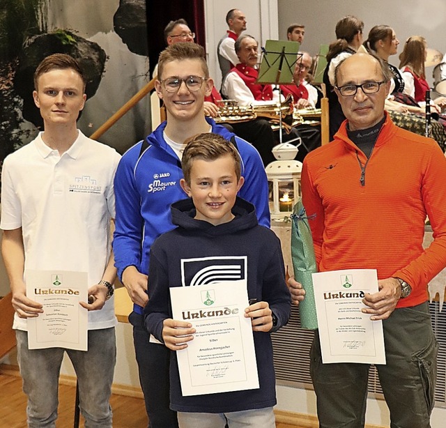 Goldene, silberne und bronzene Ehrenna...d-Ehrennadel in Bronze ausgezeichnet.   | Foto: Dieter Maurer