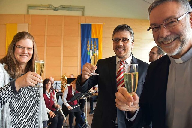 Stoen an auf ein gutes Jahr 2020 (von... Markus Rees und Pfarrer Lukas Wehrle.  | Foto: Andrea Gallien