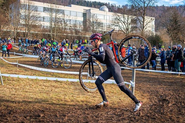 Wer sein Rad liebt, der schultert&#821...en matschigen Kurs zur Silbermedaille.  | Foto: Armin M. Kstenbrck
